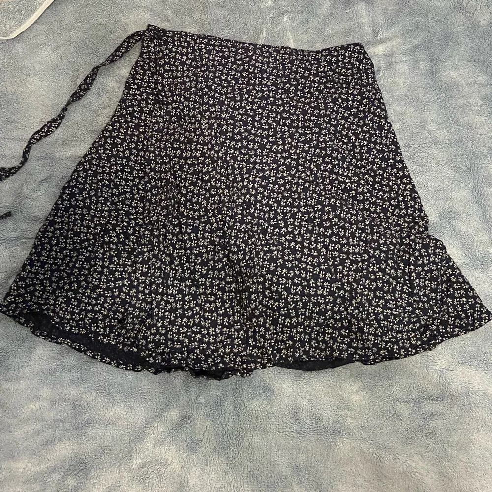 Brandy Melville genevive wrap skirt - Picture 2 of 6